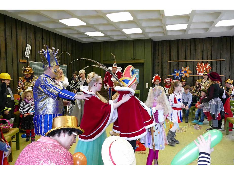 Naumburger Prinzenpaare mit Hofnarren besuchen den Kindergottesdienst (Foto: Karl-Franz Thiede)